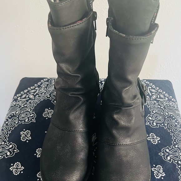 Tan high boots size 8 1/2
Black mid boots size 8 - Picture 5 of 8